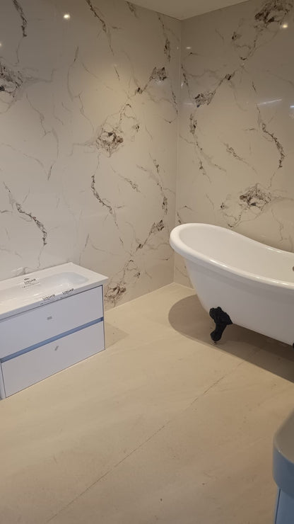 2 Sinks with 1 bathtub bathroom dressed in white style